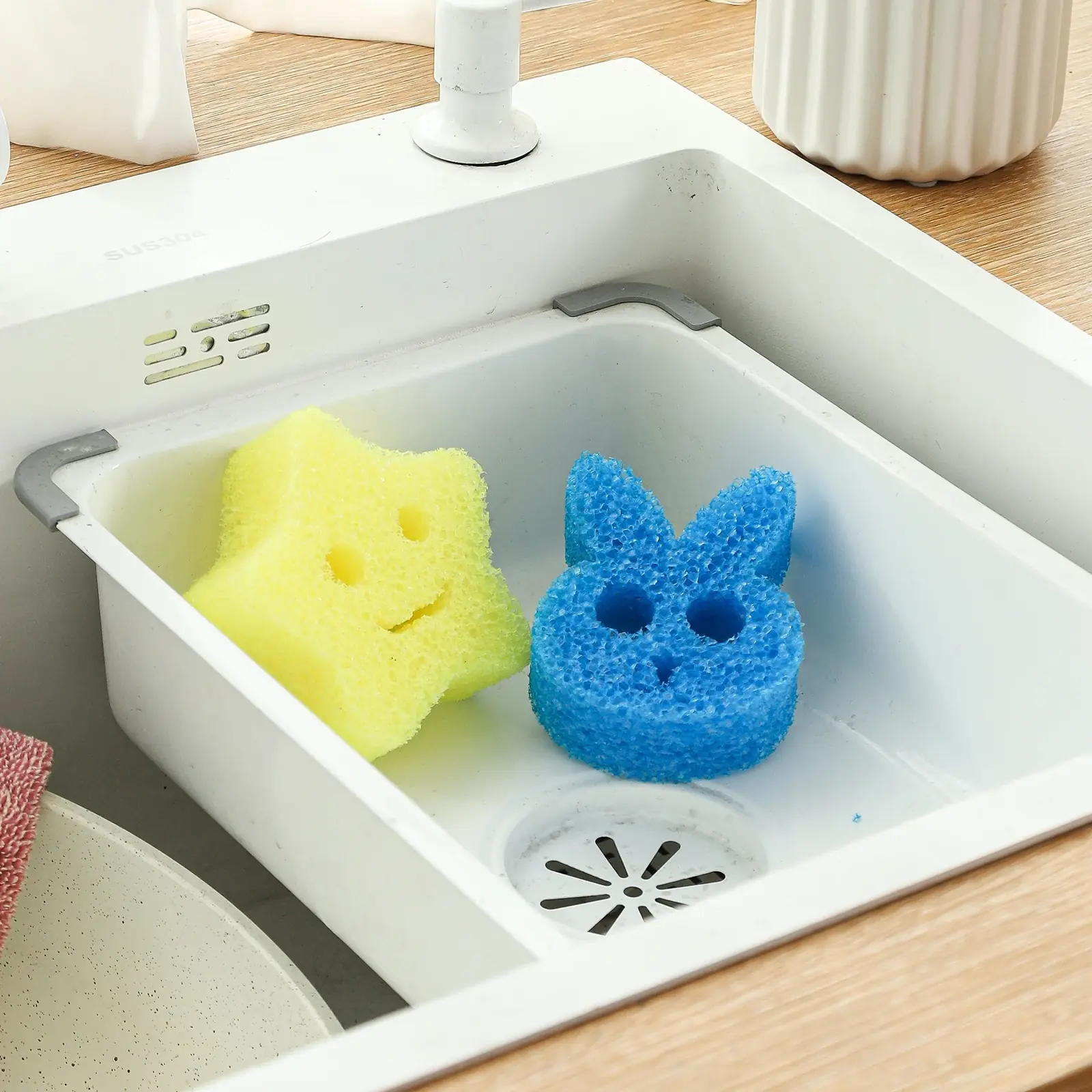 Dual-layer temperature-sensitive sponge that softens in warm water - wholesale smart scrub sponge FoamTech